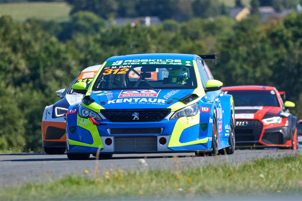 Der var næsten lige så mange TCR racere tilmeldt i DEC3 og Super Cup klasserne på Ring Djursland som i selve TCR klassen - og flere i løbene på banen.
(Foto: Ib Trebbien)